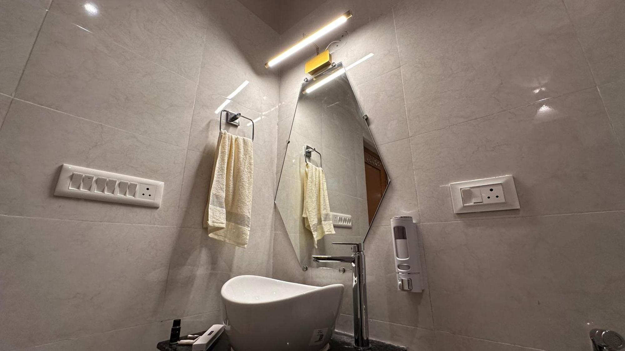 Hotel The Lumi Bīr Zewnętrze zdjęcie